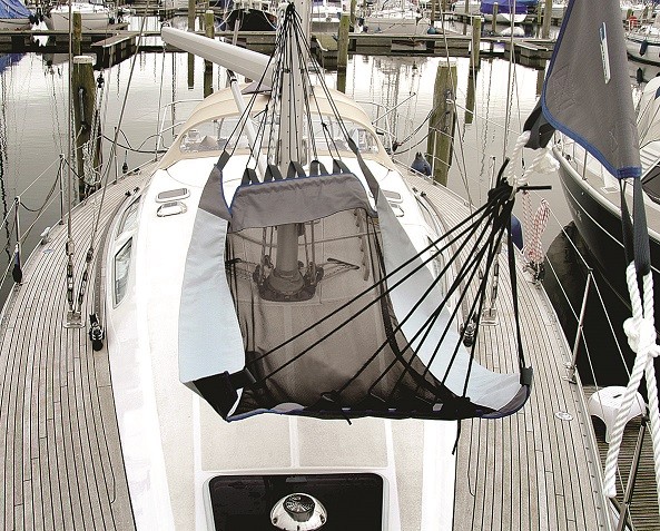 Hammock with forestay suspension